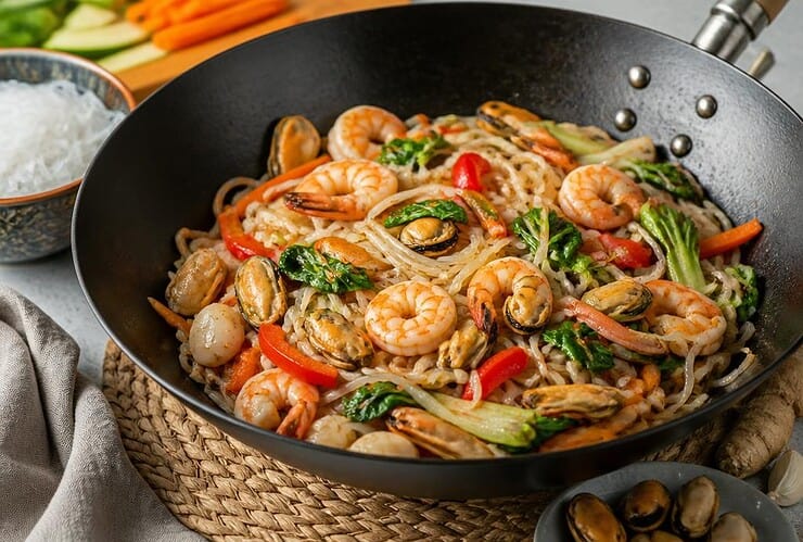 wok de tagliatelles de konjac legumes et fruits de mer